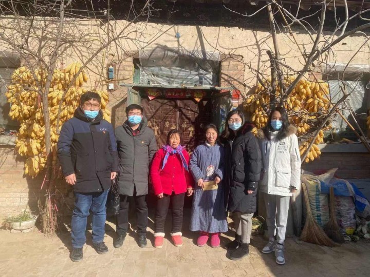 情系困难学生寒送远东温暖
